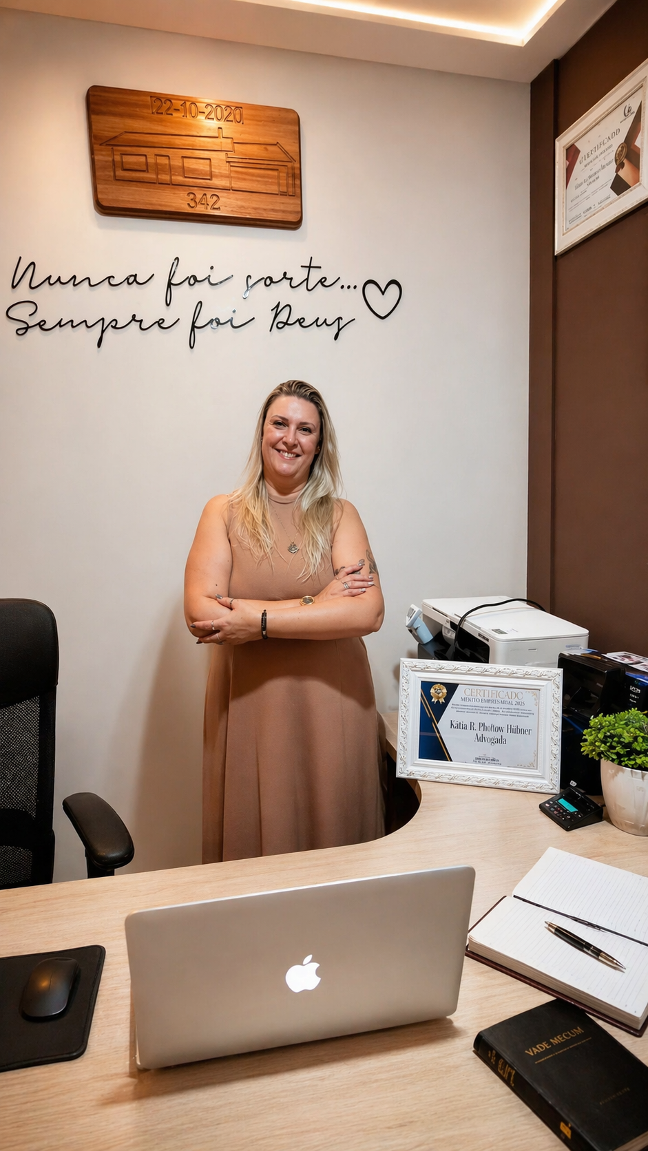 Dra. Katia Plothow Hübner em seu escritório
